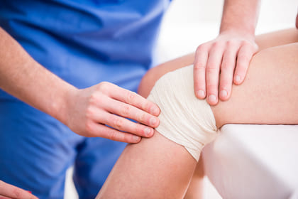 Person mit Kniebandage