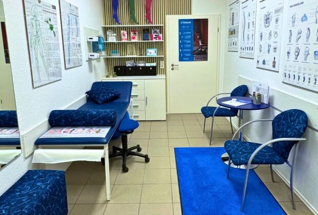 Behandlungszimmer – Wanner Orthopädietechnik GmbH Offenburg Behandlungszimmer mit Liege bei Wanner Orthopädietechnik GmbH in Offenburg